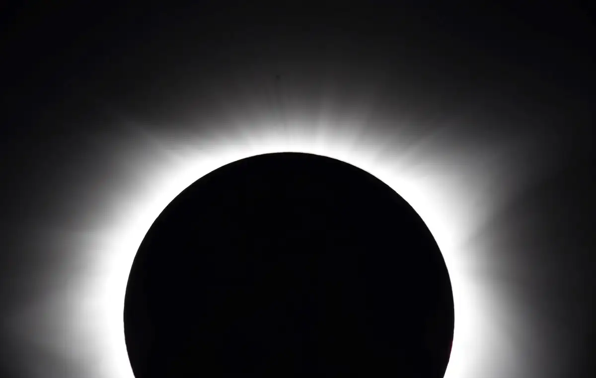 https://astroserwis.com/wp-content/uploads/2022/04/zacmienie-slonca-30-4-2022-2.webp