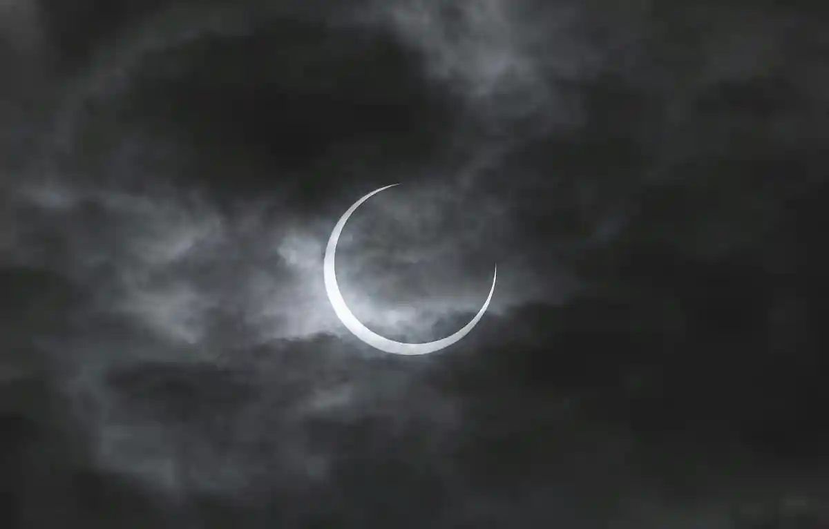 https://astroserwis.com/wp-content/uploads/2024/03/24-3-25-zacmienie-ksiezyca-rozpad-zwiazku.webp