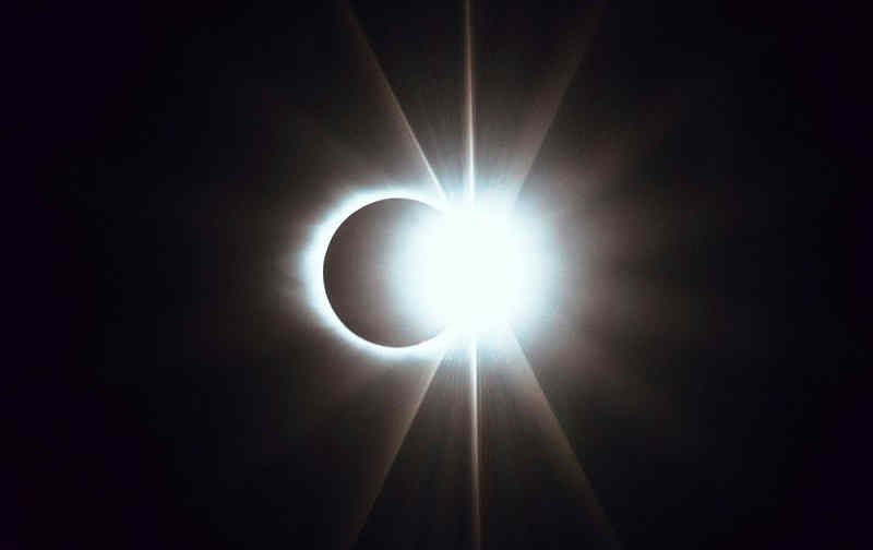 https://astroserwis.com/wp-content/uploads/2024/04/24-4-8-calkowite_zacmienie-slonca_sun_eclipse-1.jpg